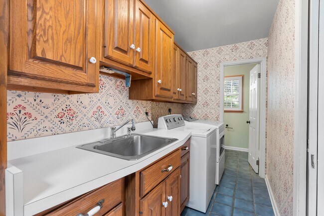 Building Photo - 607 E Wheel Rd