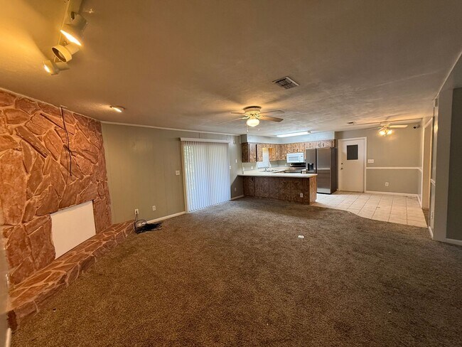 Building Photo - Comfortable SW Gainesville Home with Large Yard