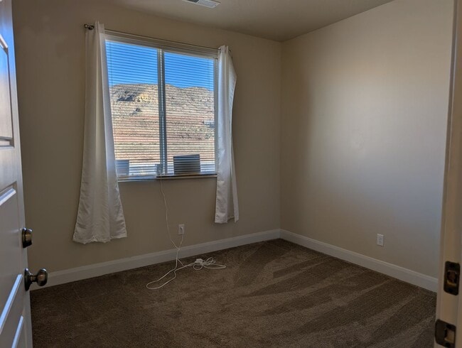 Building Photo - 951 N Main St