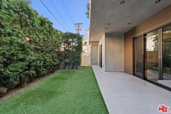 Building Photo - 556 Flores St