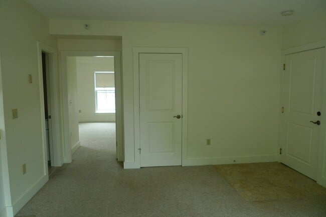 Building Photo - 9 State St