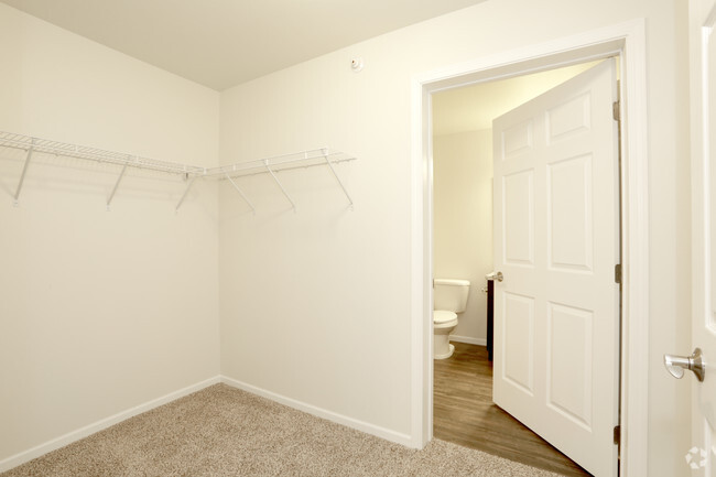 1 Bedroom - Walk-through Closet - Hunters View I