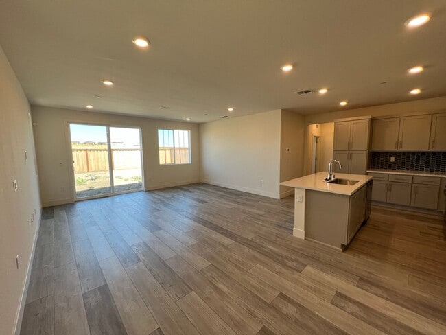 Building Photo - Newer Construction Home located in desirab...