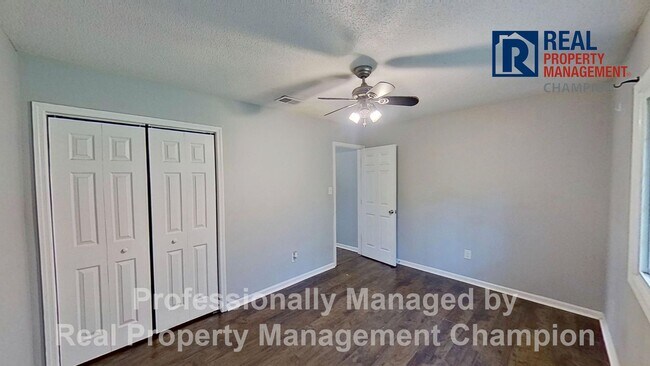 Building Photo - 3 BD/2 BA Home w/Attached Garage, Large Fenced Yard and Easy Access to Camp Lejeune