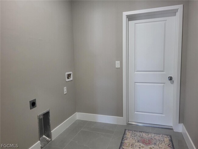 Building Photo - 654 NE 5th Pl