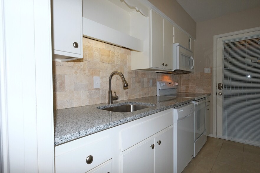 Building Photo - 7727 Meadow Park Dr