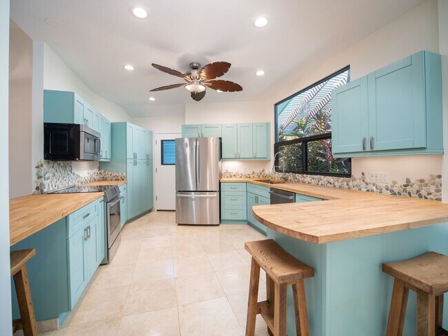 Building Photo - Beautiful Furnished, 2 Bed, 3 Bath, Gated ...