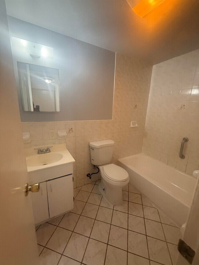 Building Photo - 592 Bramhall Ave