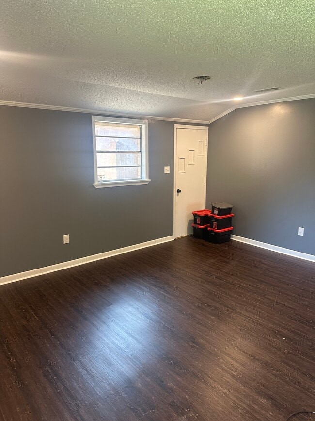 Building Photo - 221 Belaire Dr