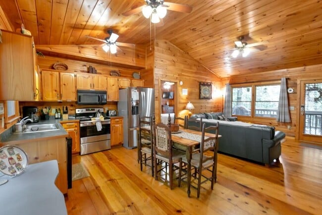 Building Photo - 9 Briar Creek Rd