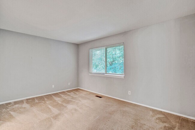 Building Photo - AVAILABLE NOW!! 2 Bedroom 2.5 Bathroom Townhome - Furnished!