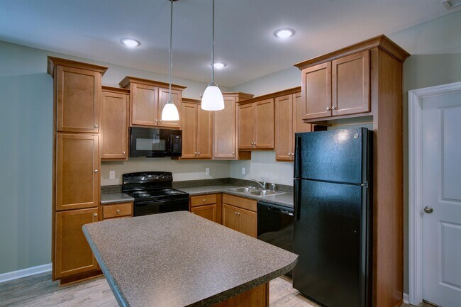 Building Photo - 2202 Cedarbrook Ct