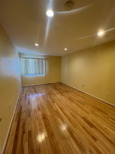 Building Photo - 7 Sassafras Dr