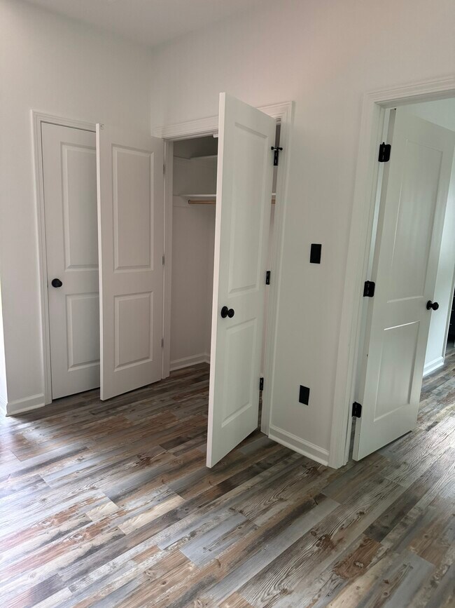 Building Photo - 242 Oakdale Ave