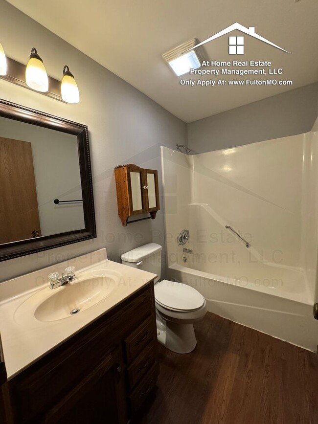 Building Photo - 103 E 10th St