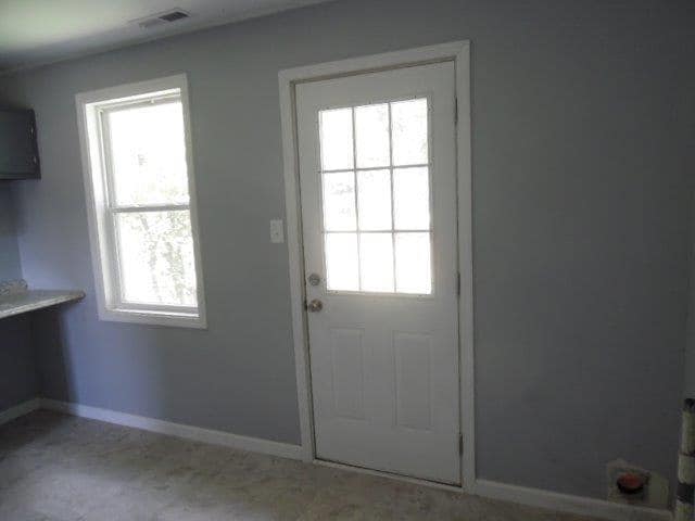 Building Photo - 2 BR 1 BA Duplex