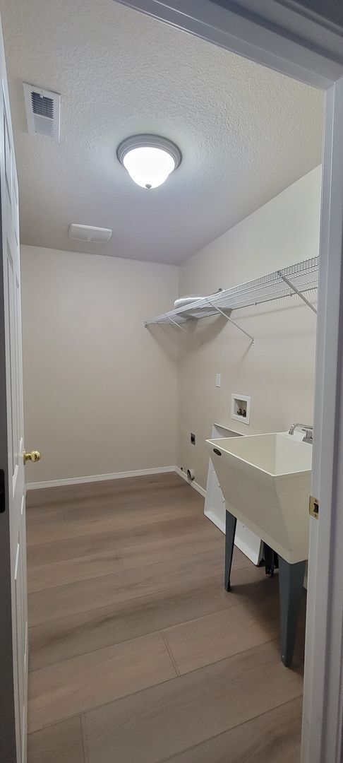 Building Photo - 413 Roger Smith Dr