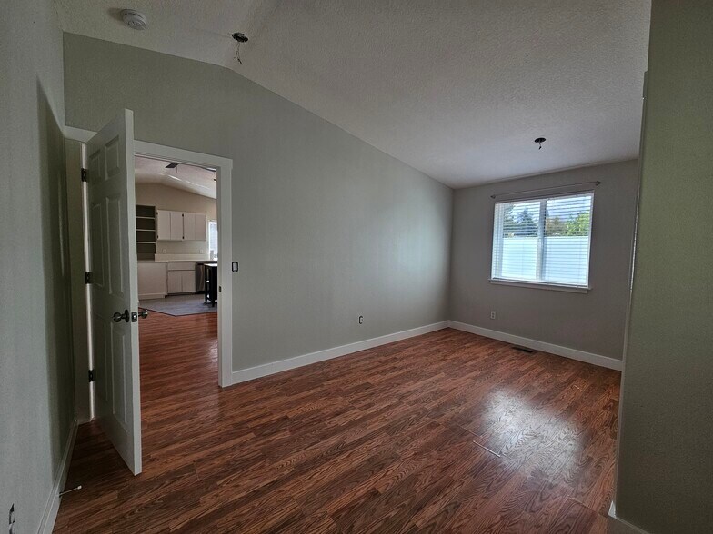 large bedroom different view - 13235 SE Oatfield Rd