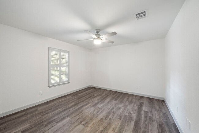 Building Photo - 1714 Huge Oaks St