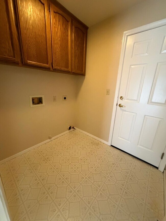 Building Photo - 8240 Rockbury Way
