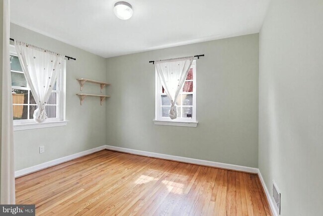 Building Photo - 1805 S Nelson St