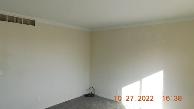 Building Photo - 490 Fox Hills Dr S