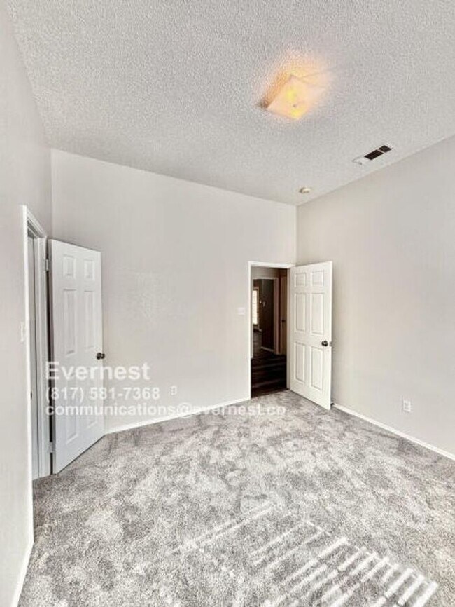 Building Photo - Spacious 3-Bedroom Home with Fenced Yard a...