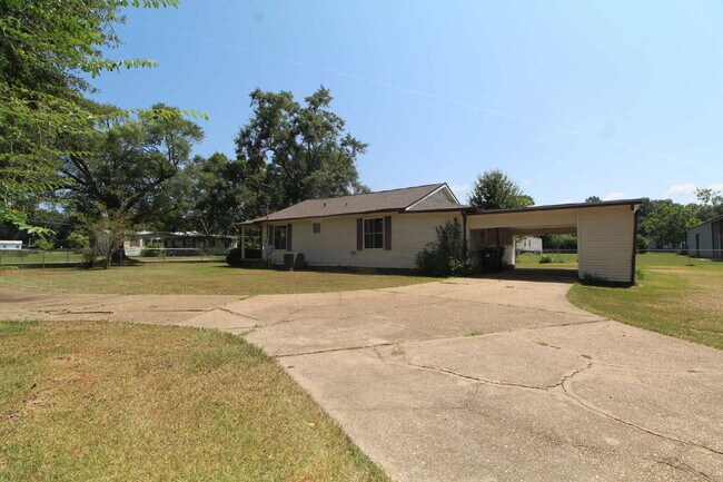 Building Photo - Molino 2/1 Cottage with Hardwood Floors, Sunroom & Carport
