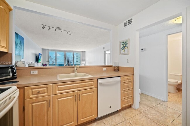 Building Photo - 3725 S Ocean Dr