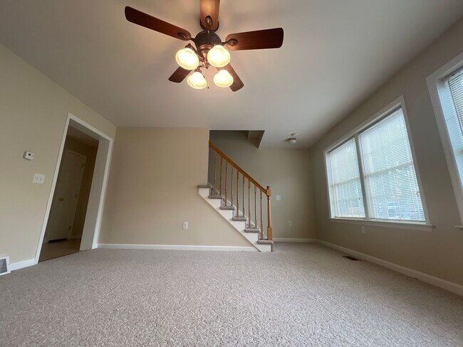 Building Photo - 4 Pineview Pl