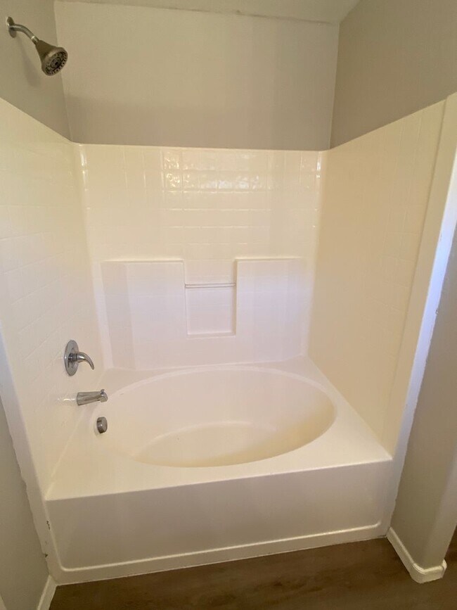 Building Photo - 4 Bedroom, 3 bath, two story with loft in ...