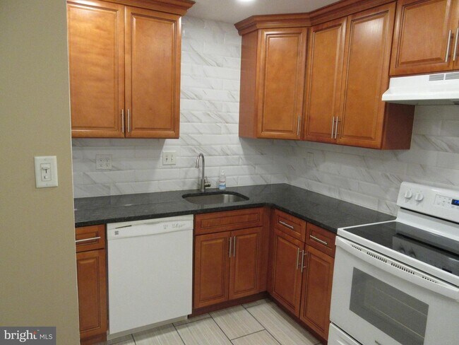 Building Photo - 820A Putnam Blvd