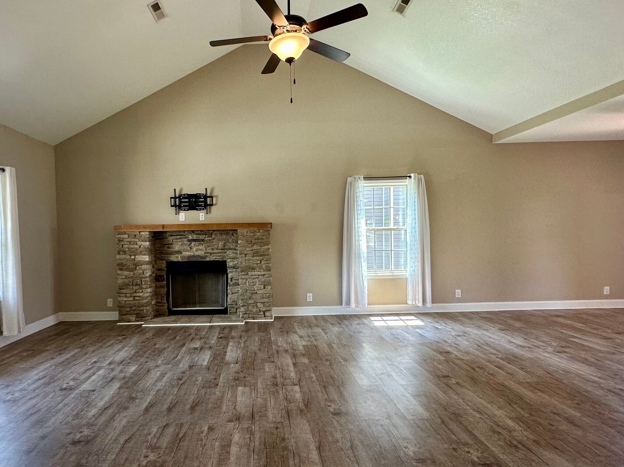 Building Photo - 1124 Eagle's View Dr