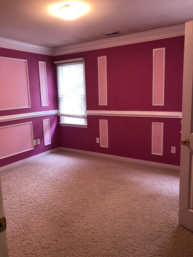 Building Photo - Stunning 4bdrm/2.5bth Home w/Loft Located in Chesterfield! Fenced in Backyard, 2 Car Garage, and ...