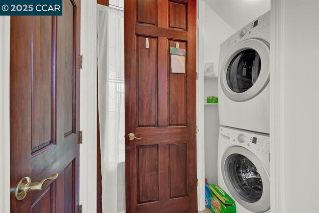 Building Photo - 2004 Main St