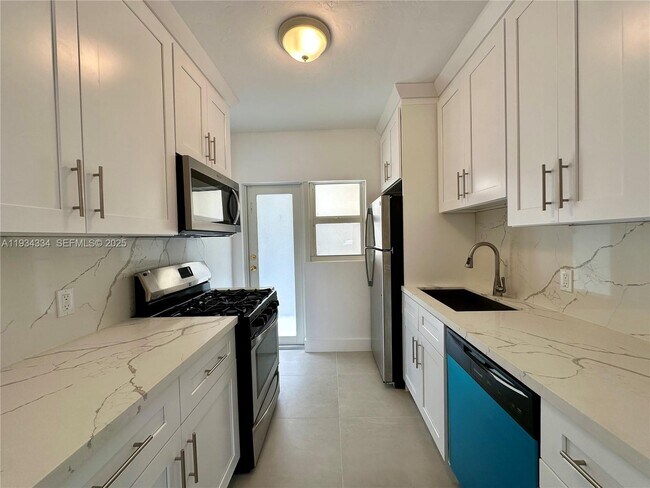 Building Photo - 955 Bay Dr