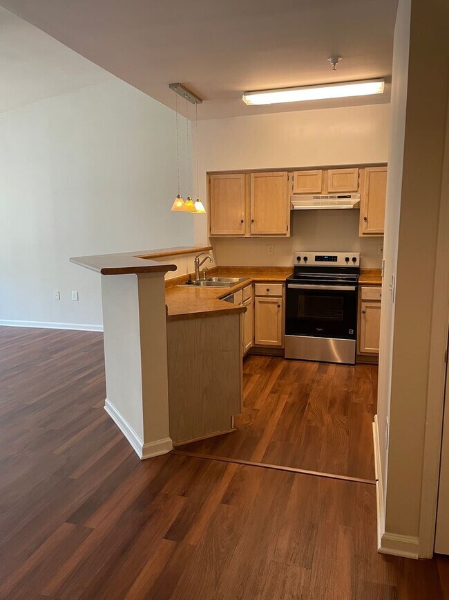 Building Photo - One Bedroom Apartment available now for $1600!