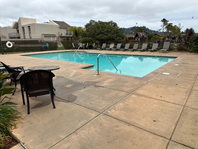 Building Photo - 204 Larkspur Plaza Dr