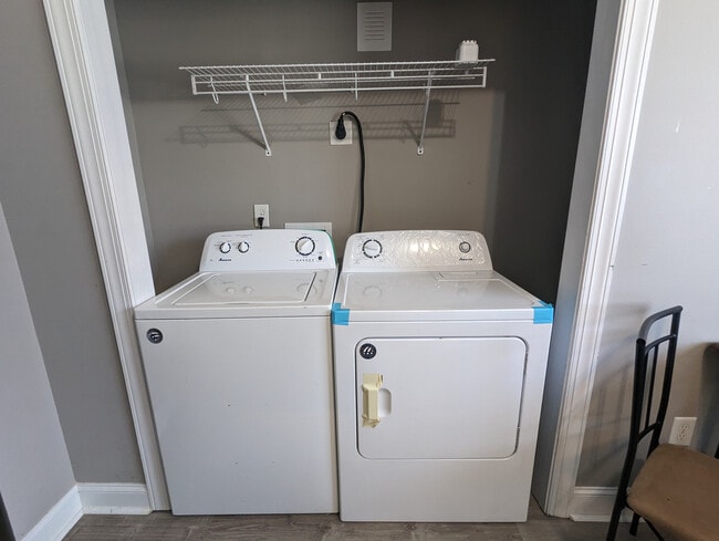 Building Photo - Room in House on Priory Ct