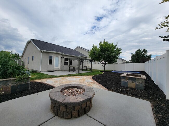 Building Photo - 8256 Imperial Oak Dr