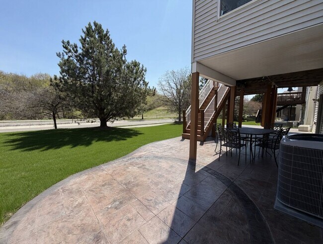 Building Photo - Rare executive rental in chanhassen! 5 beds no upgrade left behind!!!