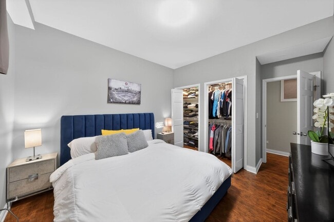 Building Photo - 724 W Briar Pl