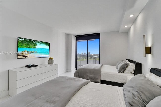 Building Photo - 20281 E Country Club Dr