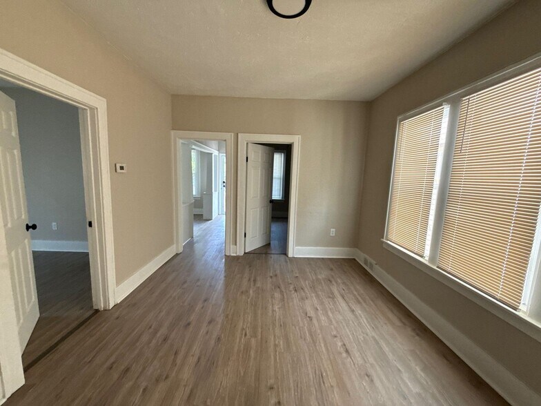 Building Photo - This beautifully updated 3-bedroom, 1-bath...