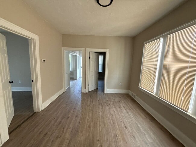 Building Photo - This beautifully updated 3-bedroom, 1-bath...