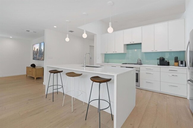 Building Photo - 2418 S 5th St