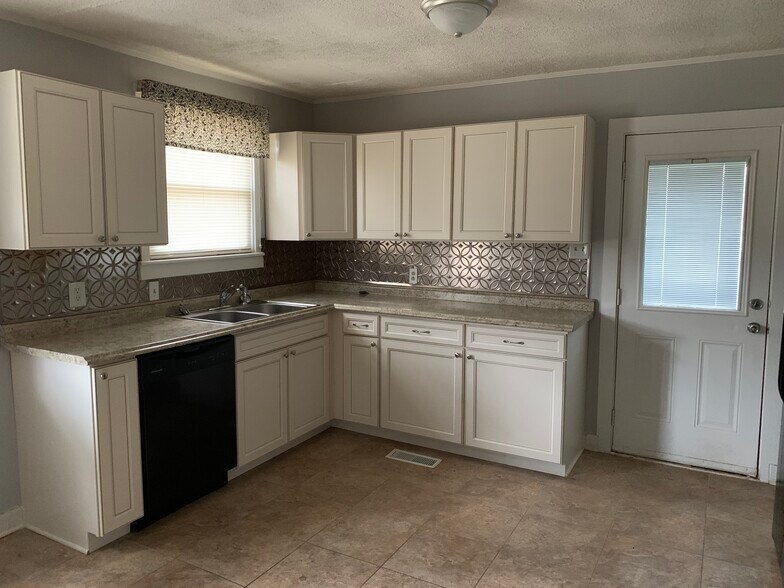 Building Photo - 5008 Schubert Road