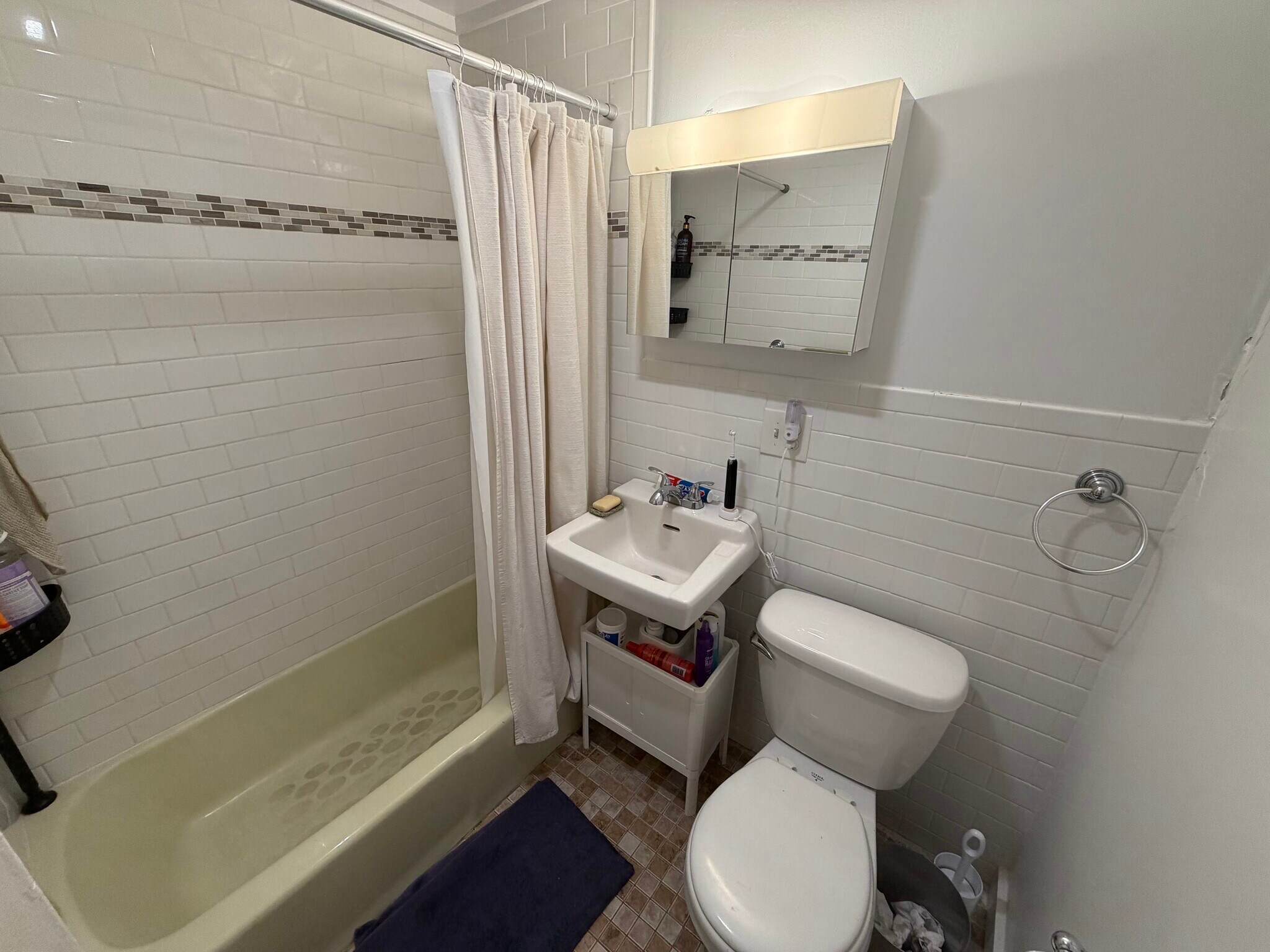 Building Photo - 2 Central St