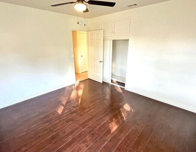 Building Photo - Belle