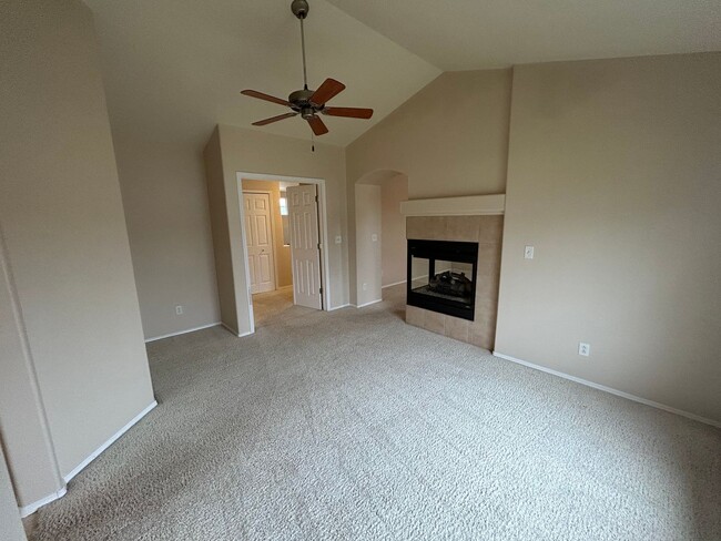 Building Photo - 4 Bed 3.5 Bath